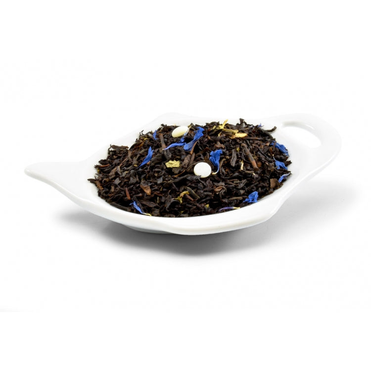 svart te Ett härligt efterrättste med smak av blåbär, yoghurt och vanilj. Dekorerad med gröna malvablad och blåklint.