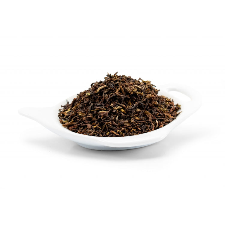 Darjeeling kallas för teernas champagne, kanske för att många tycker att Darjeeling är världens finaste te eller för att aromen har en viss blommighet med toner av muskatdruvor. Ett klassiskt höglandste från Himalayas sluttningar med mild, men ändå distinkt smak.