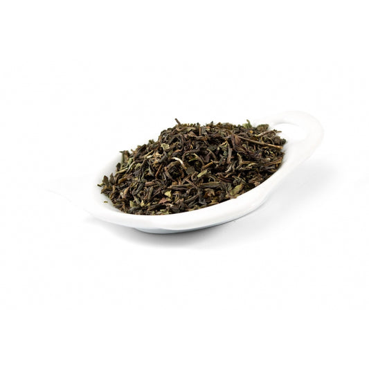 Exklusivt Darjeelingte med en lätt, angenäm och blommig smak. Ett aromatiskt te där endast bladen från den första plockningen på året har använts, first flush. Endast två unga blad och tidig knopp plockas. Teet är bara lätt oxiderat och kan därför ha en grönare färg.