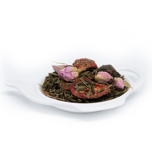 Senchate med smak av jordgubbar och mousserande vin. Dekorerad med jordgubbsskivor, rosenknoppar, lavendelblommor och russin. God smak, underbar doft och vacker att se på!