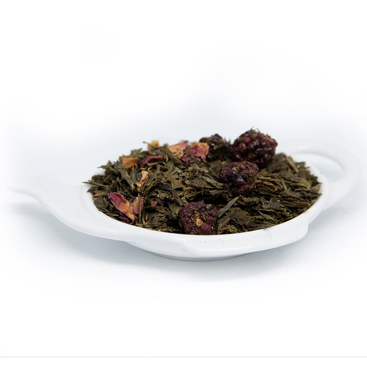 grönt te med Rund och bärig smak av björnbär. Dekorerad med rosenblad.
