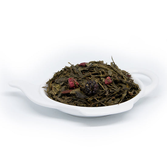 grönt te Smaksatt med hallon, blåbär, rabarber, grädde med en liten touch av svartvinbär. Dekorerad med pionblad och torkade björnbär. Friskt, bärigt te med ett runt avslut.