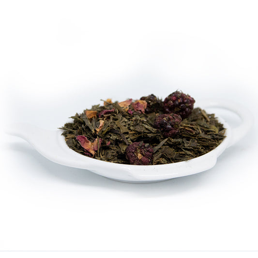 grönt te med Rund och bärig smak av björnbär. Dekorerad med rosenblad.